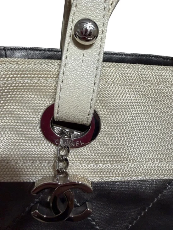 Chanel Biarritz PM Shopper – Metallic Silver/Ivory – Rare Color - Picture 9 of 16